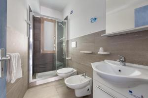 Maresidence Rooms & Breakfast في توري بالي: حمام مع مرحاض ومغسلة ودش