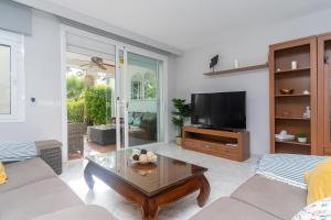 Telewizja i/lub zestaw kina domowego w obiekcie Townhouse beachfront in Costalita