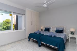 biała sypialnia z dwoma łóżkami i oknem w obiekcie Townhouse beachfront in Costalita w mieście Estepona +24 zdjęcia