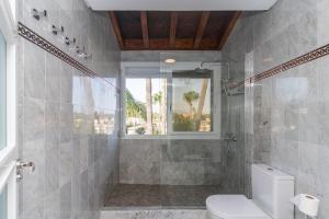 łazienka z prysznicem, toaletą i oknem w obiekcie Townhouse beachfront in Costalita w mieście Estepona