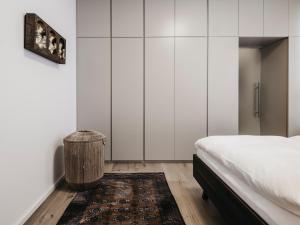 ein Schlafzimmer mit einem Bett und einem Teppich in der Unterkunft Das Dietrich - Studio Saillerhof in Leibnitz