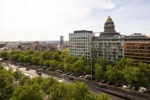 uma vista para uma rua da cidade com um edifício em Citadines Toison d’Or Brussels Aparthotel em Bruxelas