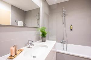 Citadines Toison d'Or Brussels的一间浴室