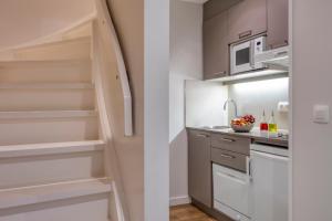 Citadines Toison d'Or Brussels的厨房或小厨房