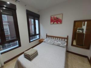 a bedroom with a bed and two windows at Apartamento Ideal Retiro - Centro de Madrid in Madrid