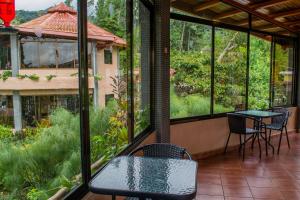 Jardí fora de The Inn at Palo Alto