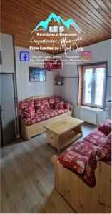 Una habitación con dos camas y un cartel en la pared. en "Le 5" RÉSIDENCE BROUSSE, en Le Mont-Dore