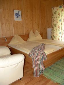 1 Schlafzimmer mit 2 Betten und einem Sofa in der Unterkunft Enzianhof in Ligist