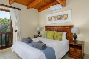 2 camas en un dormitorio con ventana en San Lameer Villa 3409 - 3 Bedroom Classic - 6 pax - San Lameer Rental Agency en Southbroom