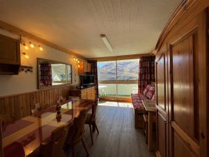 TV a/nebo společenská místnost v ubytování Appartement confort pour 4 avec balcon sud, garage fermé et accès direct pistes - Les Menuires - FR-1-452-368