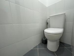 ein Bad mit einem weißen WC in einem Zimmer in der Unterkunft Appartement Les Menuires, 2 pièces, 4 personnes - FR-1-452-270 in Les Menuires