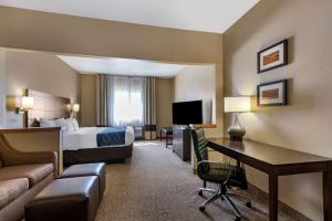Habitación de hotel con cama y escritorio en Comfort Inn & Suites Waterloo - Cedar Falls, en Waterloo