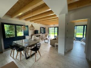Posezení v ubytování Grandes Duplex nuevos con Jardin y Barbacoa - 3 llaves, Los Gayoles Rural
