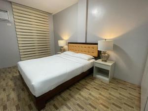 Postel nebo postele na pokoji v ubytování J Spazio Apartelle and Cafe