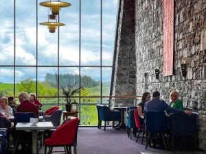 Restoran ili drugo mesto za obedovanje u objektu Knock House Hotel