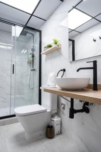 een badkamer met een toilet, een wastafel en een douche bij Apartamento Mani en Avenida España con terraza in Albacete