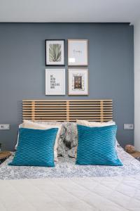 a bedroom with two blue pillows on a bed at Apartamento Mani en Avenida España con terraza in Albacete