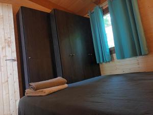 - une chambre avec un lit et 2 serviettes dans l'établissement CAMPING DE BESALU, à Besalú