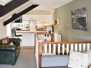 A kitchen or kitchenette at Writers Cottage - Uk33475