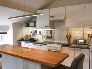 Een keuken of kitchenette bij Writers Cottage - Uk33475