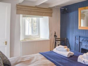Een bed of bedden in een kamer bij Writers Cottage - Uk33475