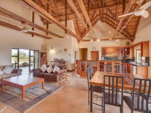 eine Küche und ein Wohnzimmer mit Tisch und Stühlen in der Unterkunft Luxurious 4 Bedroom Villa with Cottage 205 in Mabula