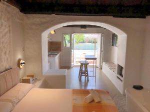 uma sala de estar com um sofá e uma mesa em Casa Cueva El Naranjo Rocabella em El Chorro
