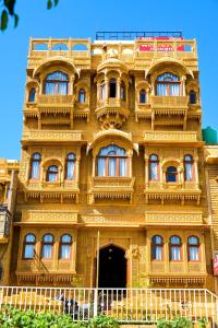 Hotel Amazing Jaisalmer في جيلسامر: مبنى كبير به العديد من النوافذ