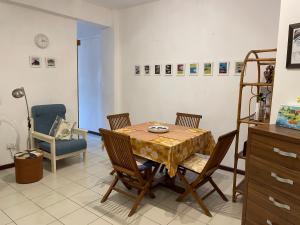 una sala da pranzo con tavolo e sedie di Private Apartment Wakin Residence, City Centre, Port Louis a Port Louis