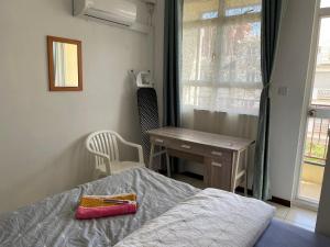 um quarto com uma cama, uma secretária e uma janela em Private Apartment Wakin Residence, City Centre, Port Louis em Port Louis