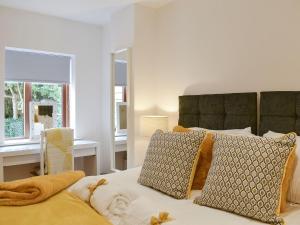 Ένα ή περισσότερα κρεβάτια σε δωμάτιο στο Redstones Cottage