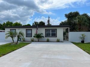 ein Haus mit amerikanischer Flagge in der Einfahrt in der Unterkunft Incredible comfortable apartments near the airport and beaches in Tampa