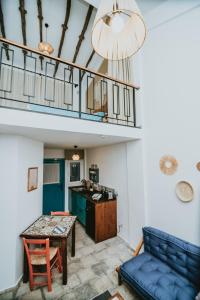 - un salon avec un canapé bleu et une table dans l'établissement Sunside Inn Hotel, à Kyrenia