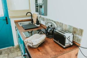 Кухня или мини-кухня в Sunside Inn Hotel
