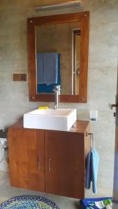 ein Badezimmer mit Waschbecken und Spiegel in der Unterkunft Kandy Hindagala Retreat - Boutique Villa in Kandy Hills Sri Lanka in Kamburadeniya + 69 Fotos