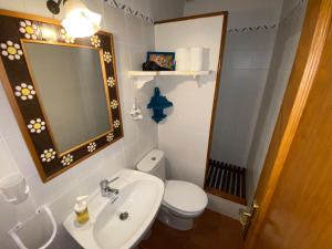A bathroom at Cal Manso