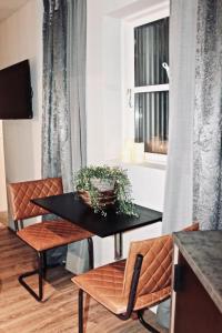 Un comedor con mesa y sillas y una ventana. en Cozy Studio Apartment in the Heart of Reykjavík, en Reikiavik