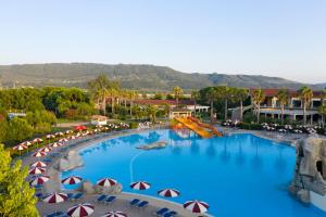 uma grande piscina com guarda-sóis num resort em Falkensteiner Club Funimation Garden Calabria em Curinga