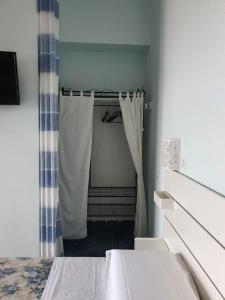 y baño con ducha y cama. en La Casa di Nunzia B&B en Positano