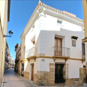 un edificio blanco con balcones en una calle en El 32, en Lorca