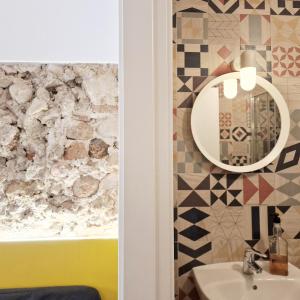 La salle de bains est pourvue d'un lavabo et d'un miroir. dans l'établissement El 32, à Lorca