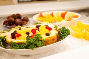 那覇市にあるレンブラントスタイル那覇の果物・野菜の盛り合わせが入ったテーブル