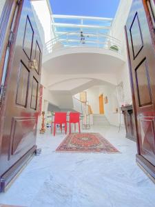 een woonkamer met een tafel en een rood tapijt bij Villa St Maxime in Saint-Paul-de-Vence