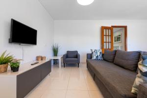 ein Wohnzimmer mit Couch und Fernseher in der Unterkunft Eurosol Carihuela in Torremolinos