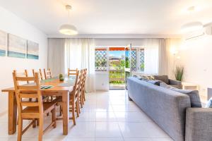 ein Esszimmer und ein Wohnzimmer mit einem Tisch und einem Sofa in der Unterkunft Eurosol Carihuela in Torremolinos