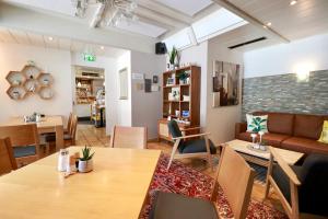 ein Wohnzimmer mit einem Tisch und einem Sofa in der Unterkunft Seelos - Alpine Easy Stay - Bed & Breakfast in Mieming