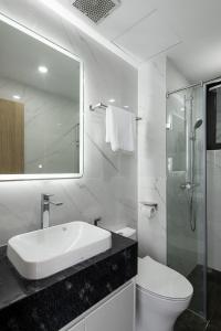 y baño con lavabo, aseo y ducha. en Lakeside House 3, en Hanói