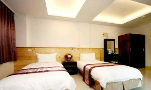 a room with two beds in a room at Ziteng Hua Homestay in Hualien City