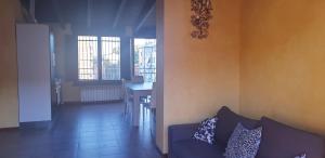 een woonkamer met een bank en een tafel bij APPARTAMENTO TORRE in Cormano