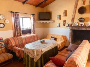 - un salon avec une table et un canapé dans l'établissement Casa Rural Huerta la Lapa, à Cañete la Real